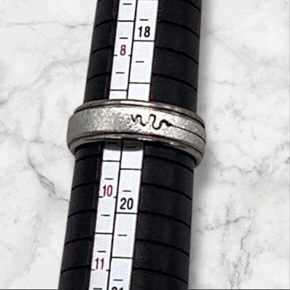 Stainless Steel Unisex Ring With Engraved Wave Design Sliver Tone Size 9 - Picture 3 of 7